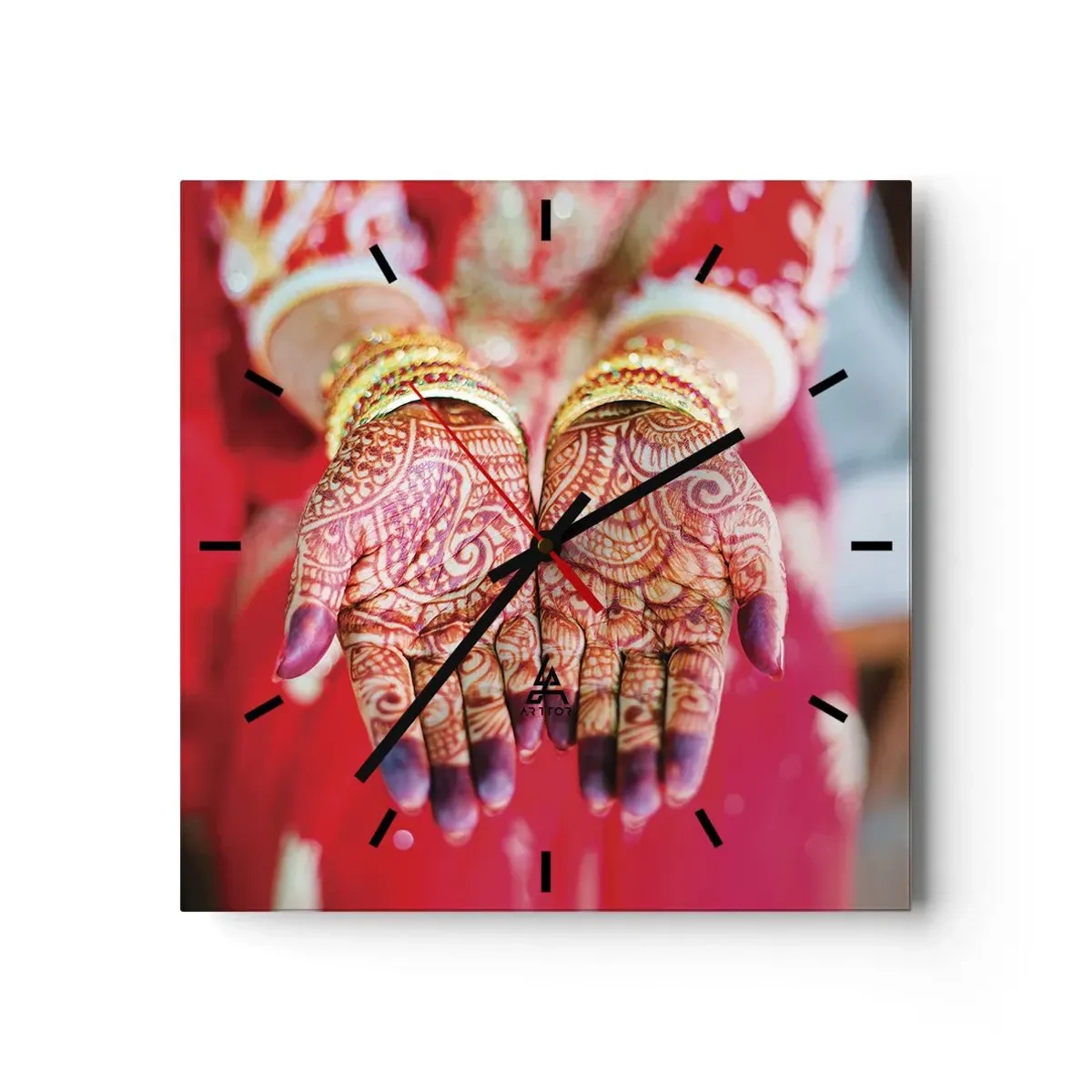 Reloj de pared - Reloj de vidrio - Manos decoradas con henna sobre el fondo de un vestido rojo. - 30x30cm - Ritual con las manos - Decoración de pared moderna para salón y dormitorio ARTTOR