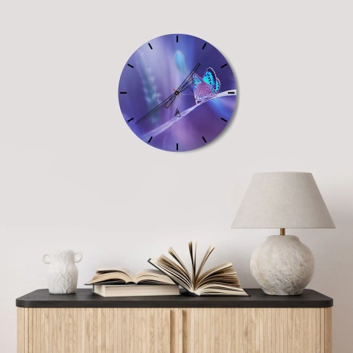 Reloj de pared - Reloj de vidrio - Una mariposa sobre un fondo de delicados tonos púrpura y azul. - 30x30cm - Una joya de la naturaleza - Decoración de pared moderna para salón, cocina y dormitorio ARTTOR
