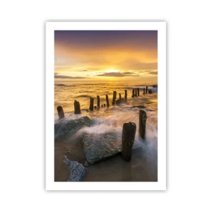Póster - Puesta de sol sobre el mar con postes de madera en la playa - 50x70cm - La cruda belleza del Báltico - Decoración de pared moderna para salón y dormitorio ARTTOR