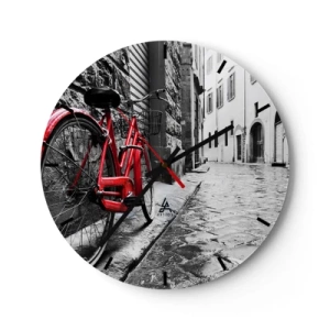 Reloj de pared - Reloj de vidrio - Una bicicleta roja contra una calle en blanco y negro. - 30x30cm - La verdadera belleza no envejece - Decoración de pared moderna para salón, cocina y dormitorio ARTTOR