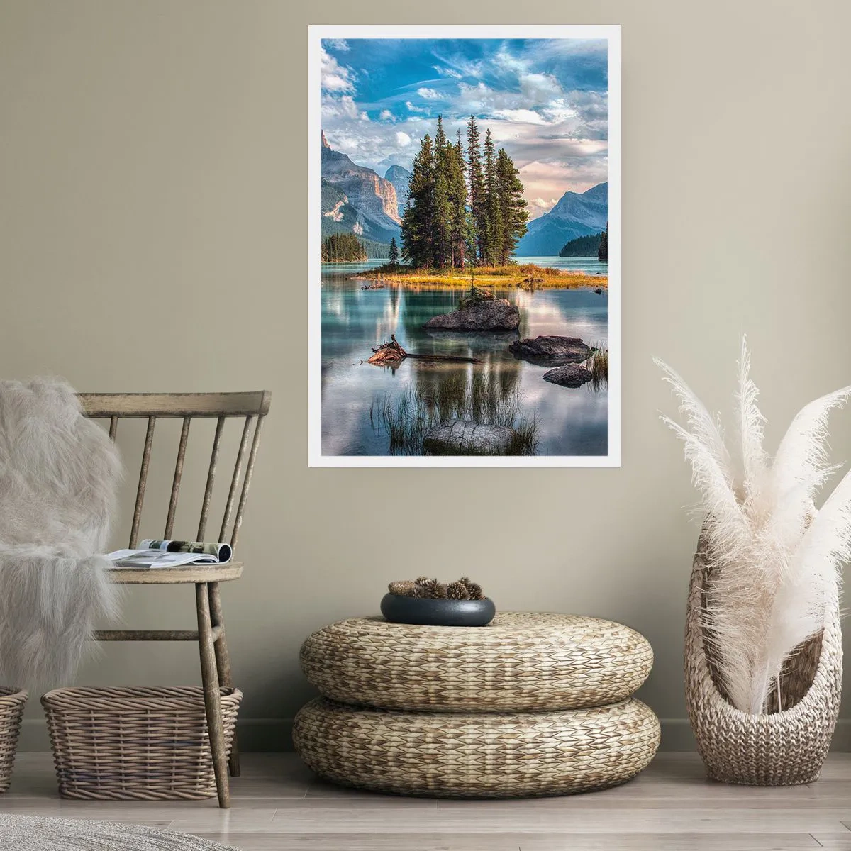 Póster - Un paisaje de montaña con una isla rodeada por un lago tranquilo. - 50x70cm - Sobre el agua cristalina... - Decoración de pared moderna para salón y dormitorio ARTTOR