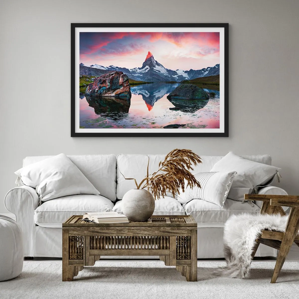 Póster en marco negro - Un pico de montaña reflejado en un lago al atardecer. - 70x50cm - El corazón de las montañas arde - Decoración de pared moderna para salón y dormitorio ARTTOR