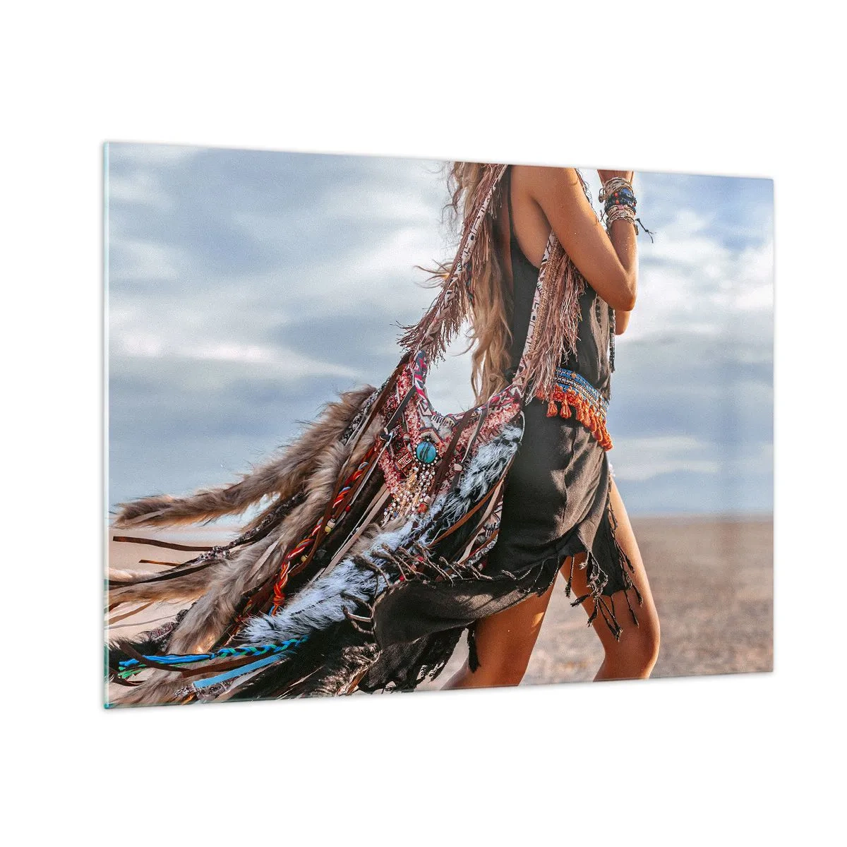 Cuadro sobre vidrio - Impresiones sobre Vidrio - Mujer de estilo boho con plumas y adornos sobre un fondo desértico. - 70x50cm - La chamana - Decoración de pared moderna para salón y dormitorio ARTTOR