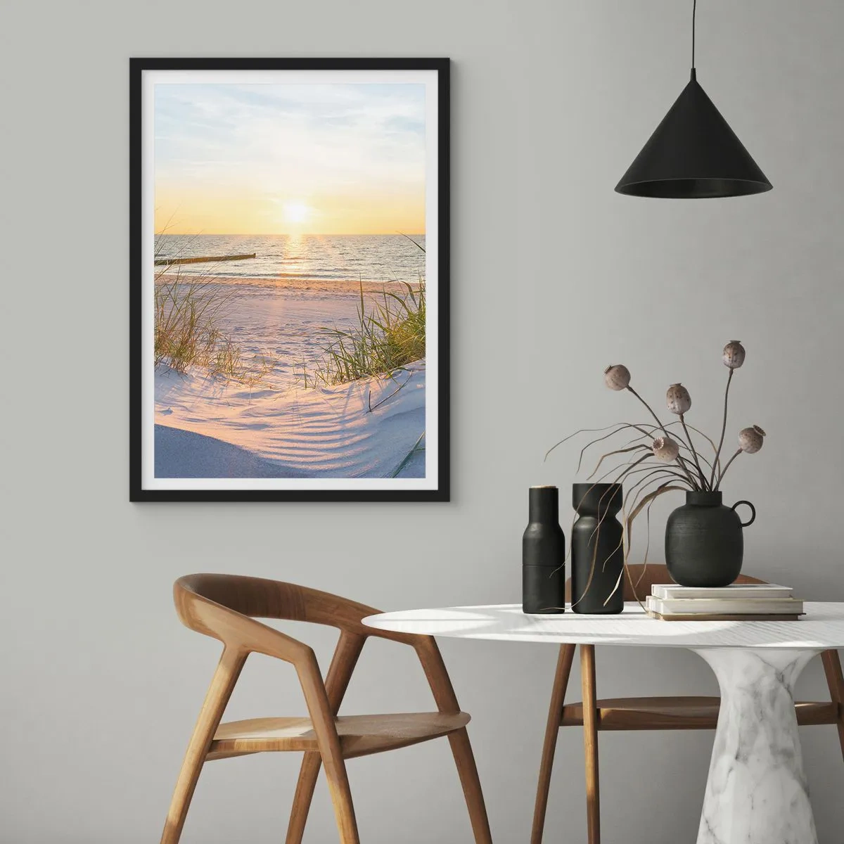 Póster en marco negro - El sonido del mar, el canto de los pájaros, una playa virgen entre las dunas... - 70x100 cm