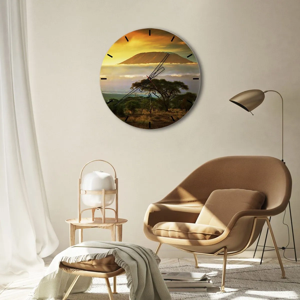 Reloj de pared - Reloj de vidrio - El monte Kilimanjaro rodeado de niebla y sabana al atardecer - 30x30cm - El sueño del viajero - Decoración de pared moderna para salón, cocina y dormitorio ARTTOR