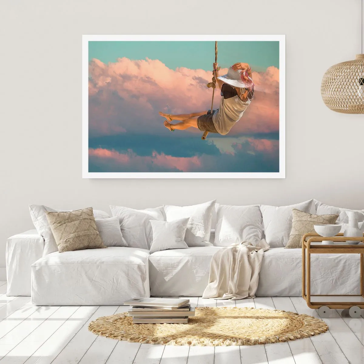 Póster - Mujer en un columpio entre nubes rosas - 100x70cm - Jugando en las nubes - Decoración de pared moderna para salón y dormitorio ARTTOR