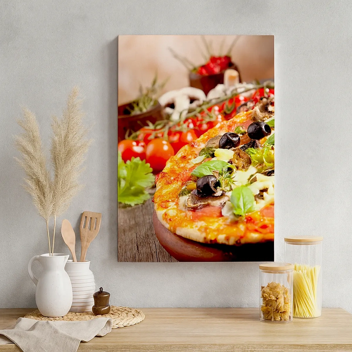 Cuadro sobre lienzo - Impresión de Imagen - Pizza con aceitunas, albahaca e ingredientes frescos sobre un fondo de madera. - 50x70cm - De ingredientes puros - Decoración de pared moderna para salón y dormitorio ARTTOR