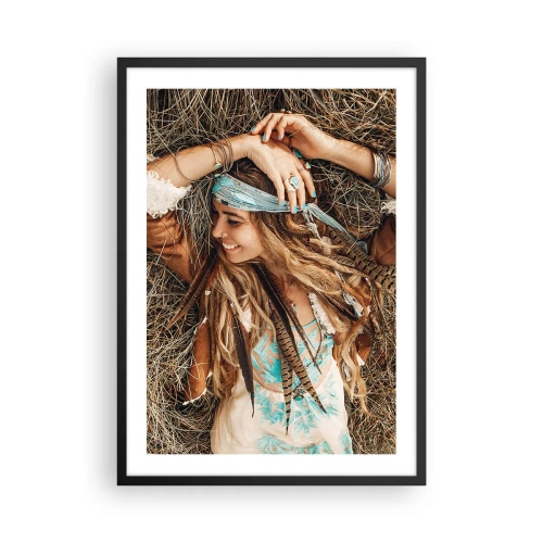 Póster en marco negro - Una mujer de estilo boho con rastas y adornos sobre un fondo de hierba seca. - 50x70cm - El verano del amor - Decoración de pared moderna para salón y dormitorio ARTTOR