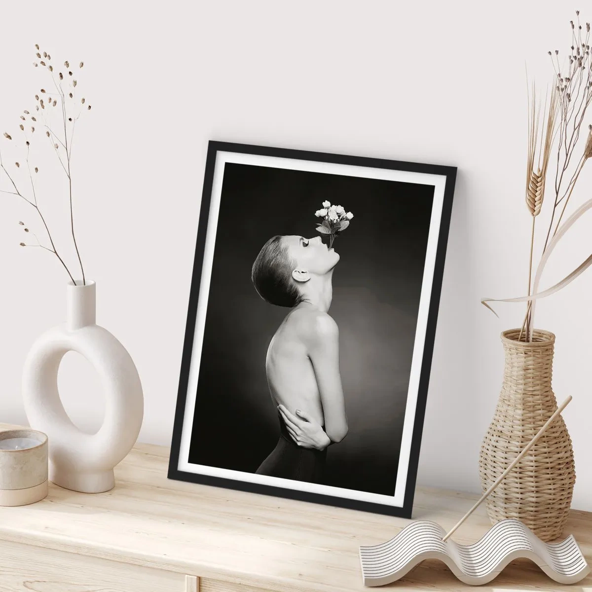 Póster en marco negro - Retrato en blanco y negro de una mujer con flores. - 50x70cm - Elegancia excéntrica - Decoración de pared moderna para salón y dormitorio ARTTOR