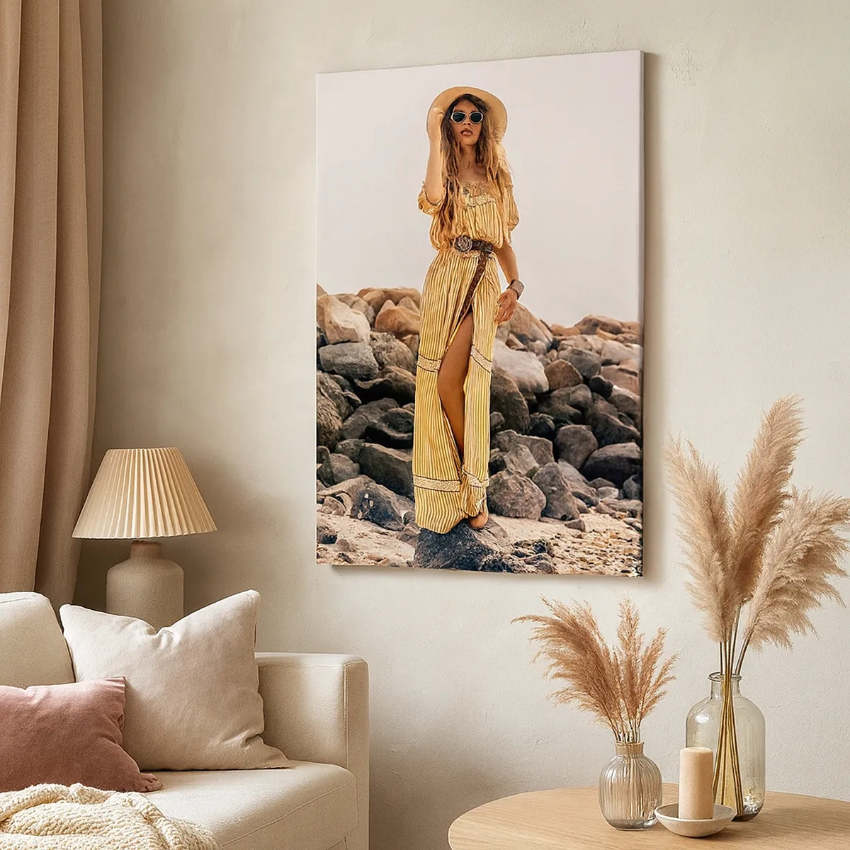 Cuadro sobre lienzo - Impresión de Imagen - Una mujer con estilo boho sobre un fondo de playa rocosa. - 50x70cm - La magia de las piedras - Decoración de pared moderna para salón y dormitorio ARTTOR