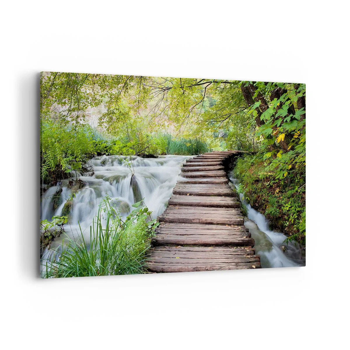 Cuadro sobre lienzo - Impresión de Imagen - Un puente de madera sobre una cascada rodeado de un exuberante bosque verde. - 120x80cm - No es agua silenciosa en absoluto - Decoración de pared moderna para salón y dormitorio ARTTOR