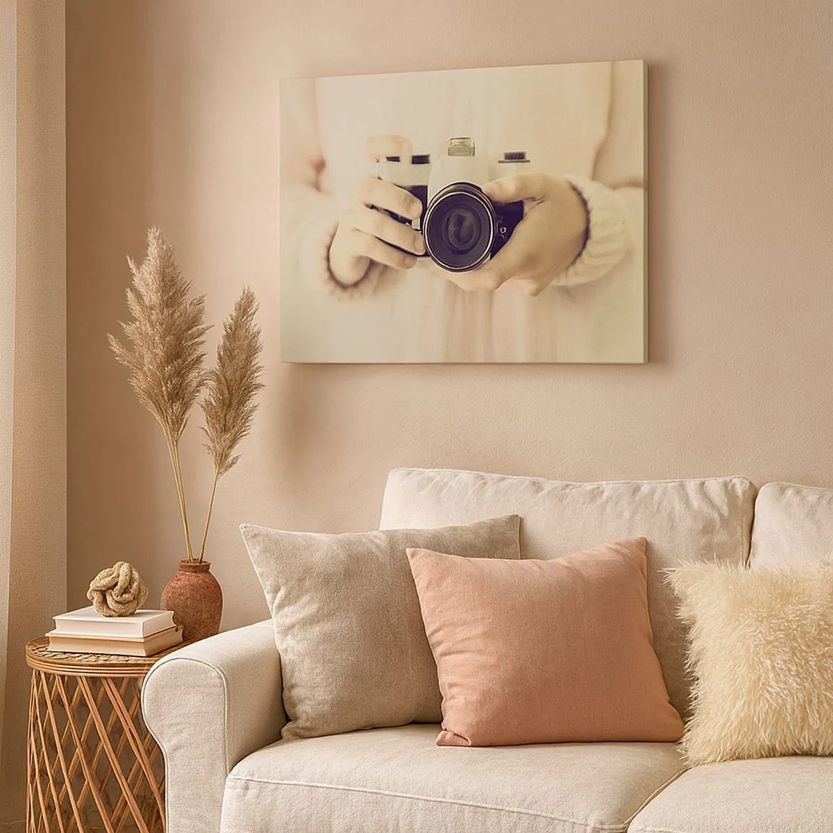 Cuadro sobre lienzo - Impresión de Imagen - Cámara retro sostenida en las manos contra un fondo claro - 70x50cm - Una visión diferente - Decoración de pared moderna para salón y dormitorio ARTTOR