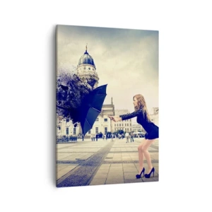 Cuadro sobre lienzo - Impresión de Imagen - Una mujer con un paraguas en una composición artística sobre un fondo urbano. - 50x70cm - Hay un viento tan... - Decoración de pared moderna para salón y dormitorio ARTTOR