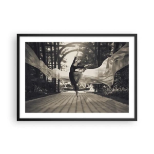 Póster en marco negro - Una bailarina con un vestido fluido realiza un salto frente a un jardín en blanco y negro como telón de fondo. - 70x50cm - Danza del espíritu del jardín - Decoración de pared moderna para salón y dormitorio ARTTOR