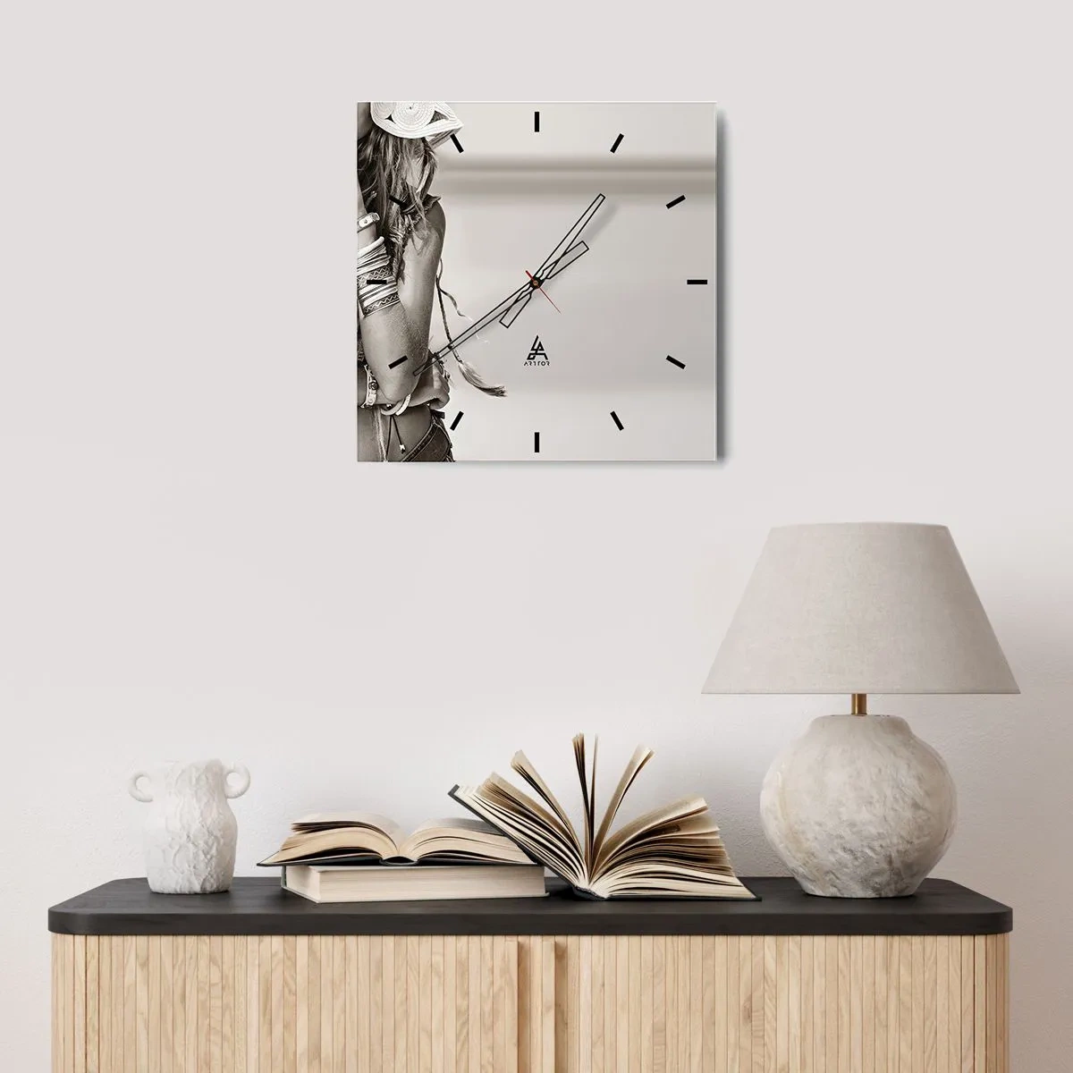 Reloj de pared - Reloj de vidrio - Retrato de una mujer boho con joyas. - 30x30cm - Libertad natural - Decoración de pared moderna para salón y dormitorio ARTTOR