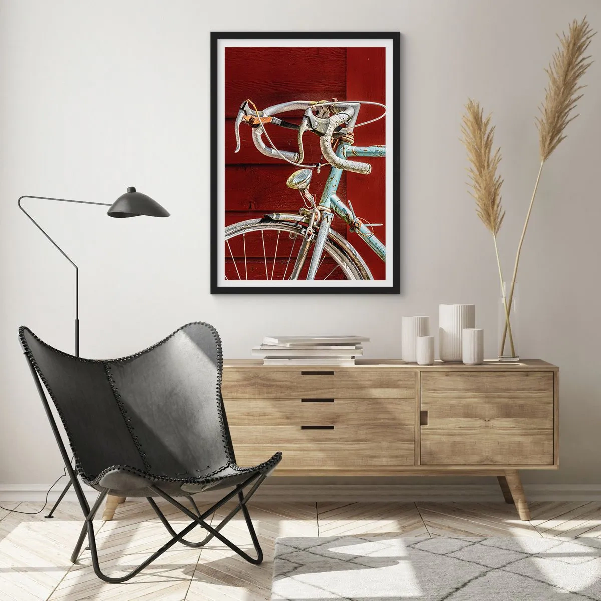 Póster en marco negro - Una vieja bicicleta oxidada contra una pared de madera roja. - 50x70cm - Creada para las victorias - Decoración de pared moderna para salón y dormitorio ARTTOR