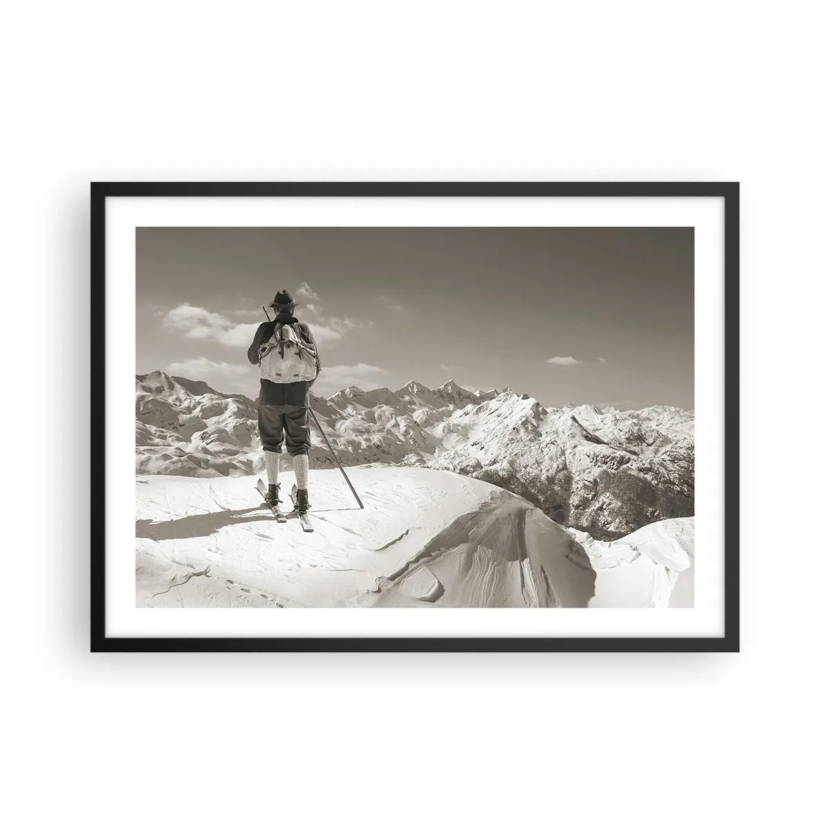 Póster en marco negro - Un esquiador en la cima de una montaña en blanco y negro. - 70x50cm - El techo del mundo - Decoración de pared moderna para salón y dormitorio ARTTOR