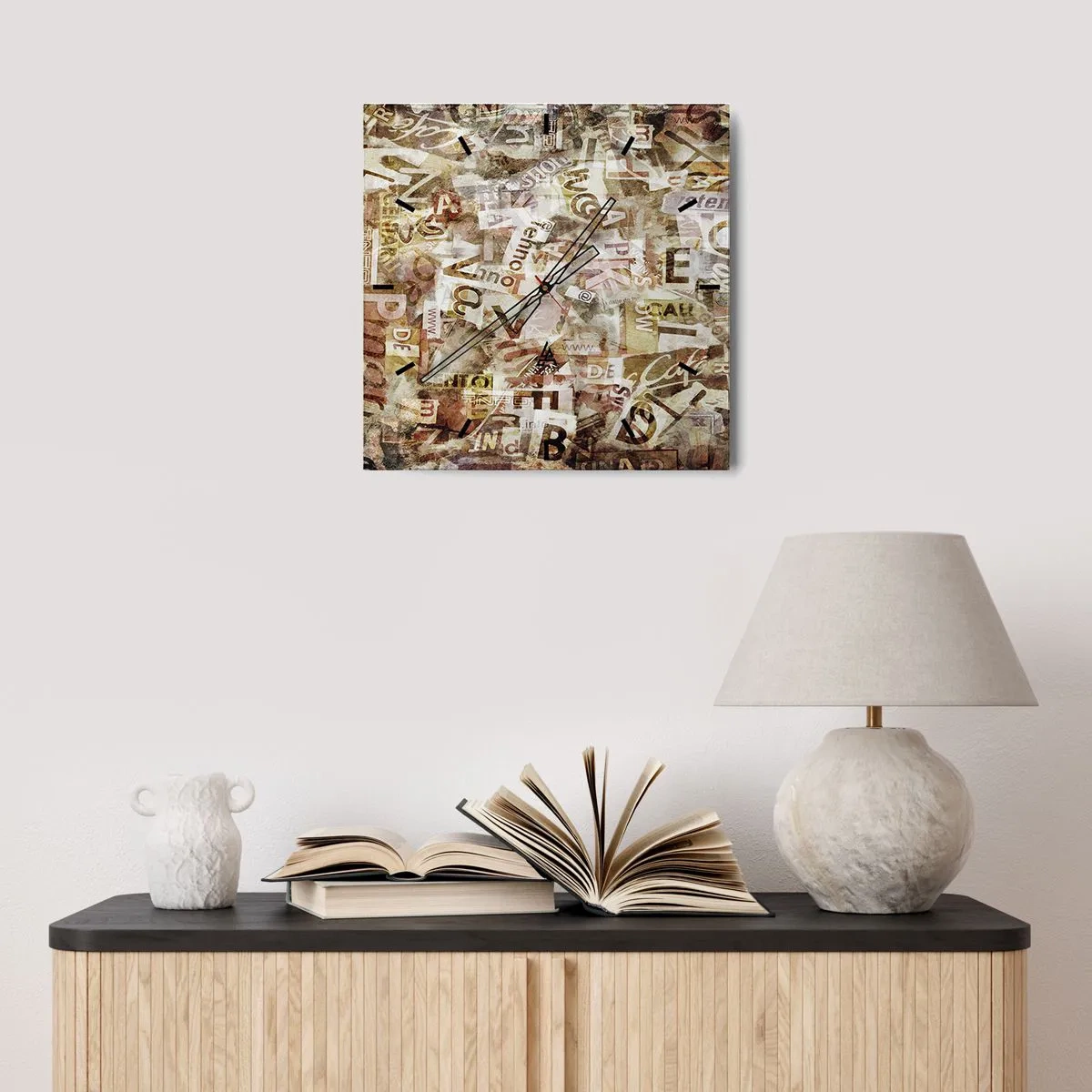 Reloj de pared - Reloj de vidrio - Composición abstracta con letras y fragmentos de texto. - 30x30cm - Unificando el lenguaje - Decoración de pared moderna para salón y dormitorio ARTTOR
