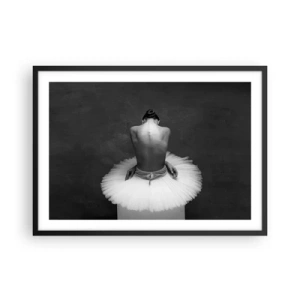 Póster en marco negro - Una bailarina de ballet en una pose clásica sobre un fondo oscuro. - 70x50cm - Rodeada de pétalos - Decoración de pared moderna para salón y dormitorio ARTTOR