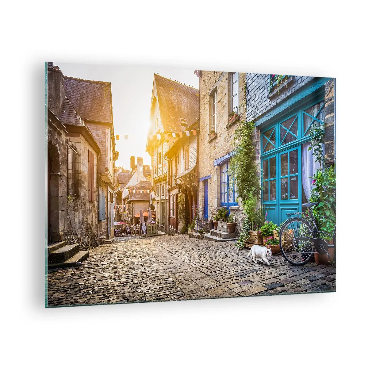 Cuadro sobre vidrio - Impresiones sobre Vidrio - Una encantadora calle del pueblo con un gato blanco y una bicicleta. - 70x50cm - El fantasma blanco de la ciudad - Decoración de pared moderna para salón y dormitorio ARTTOR