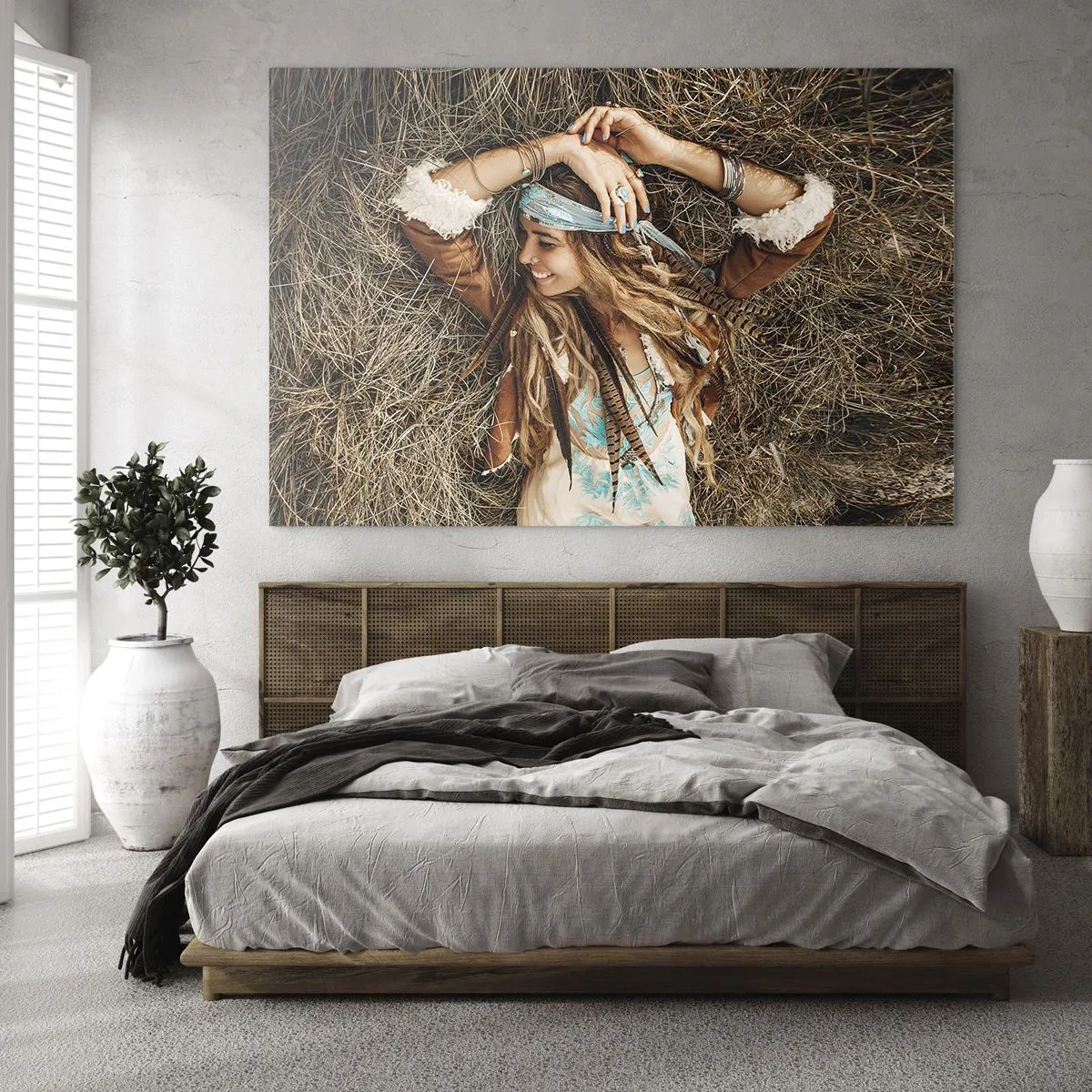 Cuadro sobre vidrio - Impresiones sobre Vidrio - Mujer de estilo boho tumbada en el heno sonriendo - 70x50cm - El verano del amor - Decoración de pared moderna para salón y dormitorio ARTTOR