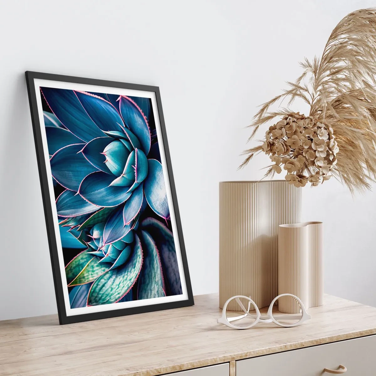 Póster en marco negro - Agave en tonos azules y verdes - 50x70cm - Fuerza vital - Decoración de pared moderna para salón y dormitorio ARTTOR