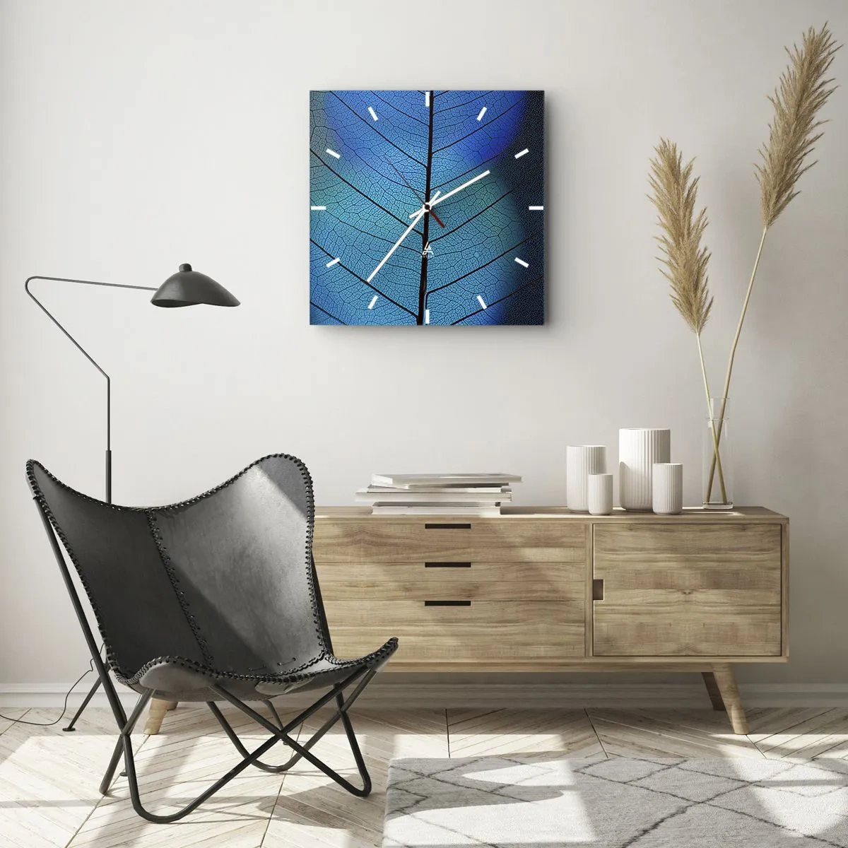 Reloj de pared - Reloj de vidrio - Primer plano de una hoja azul con detalle de vena visible - 30x30cm - Construcción intrincada - Decoración de pared moderna para salón y dormitorio ARTTOR