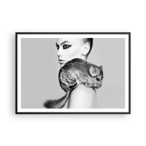 Póster en marco negro - Mujer estilizada con una chinchilla en una elegante composición en blanco y negro. - 100x70cm - Dama con chinchilla - Decoración de pared moderna para salón y dormitorio ARTTOR