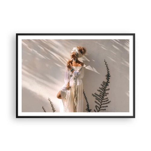 Póster en marco negro - Una mujer de estilo boho iluminada por los rayos del sol. - 100x70cm - El sol y la joven - Decoración de pared moderna para salón y dormitorio ARTTOR