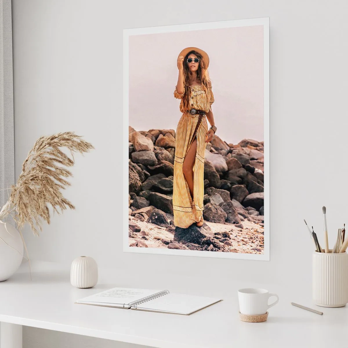 Póster - Mujer elegante con un vestido bohemio frente a un fondo rocoso - 50x70cm - La magia de las piedras - Decoración de pared moderna para salón y dormitorio ARTTOR