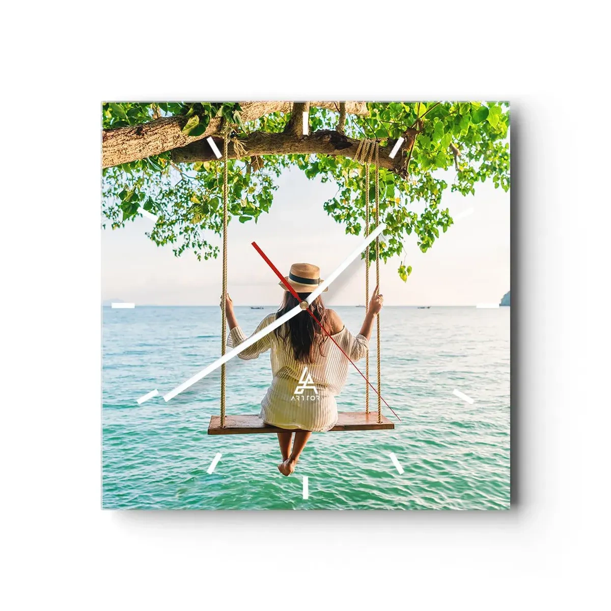 Reloj de pared - Reloj de vidrio - Mujer en un columpio junto al mar en un paisaje tropical - 30x30cm - La vida es bella - Decoración de pared moderna para salón y dormitorio ARTTOR