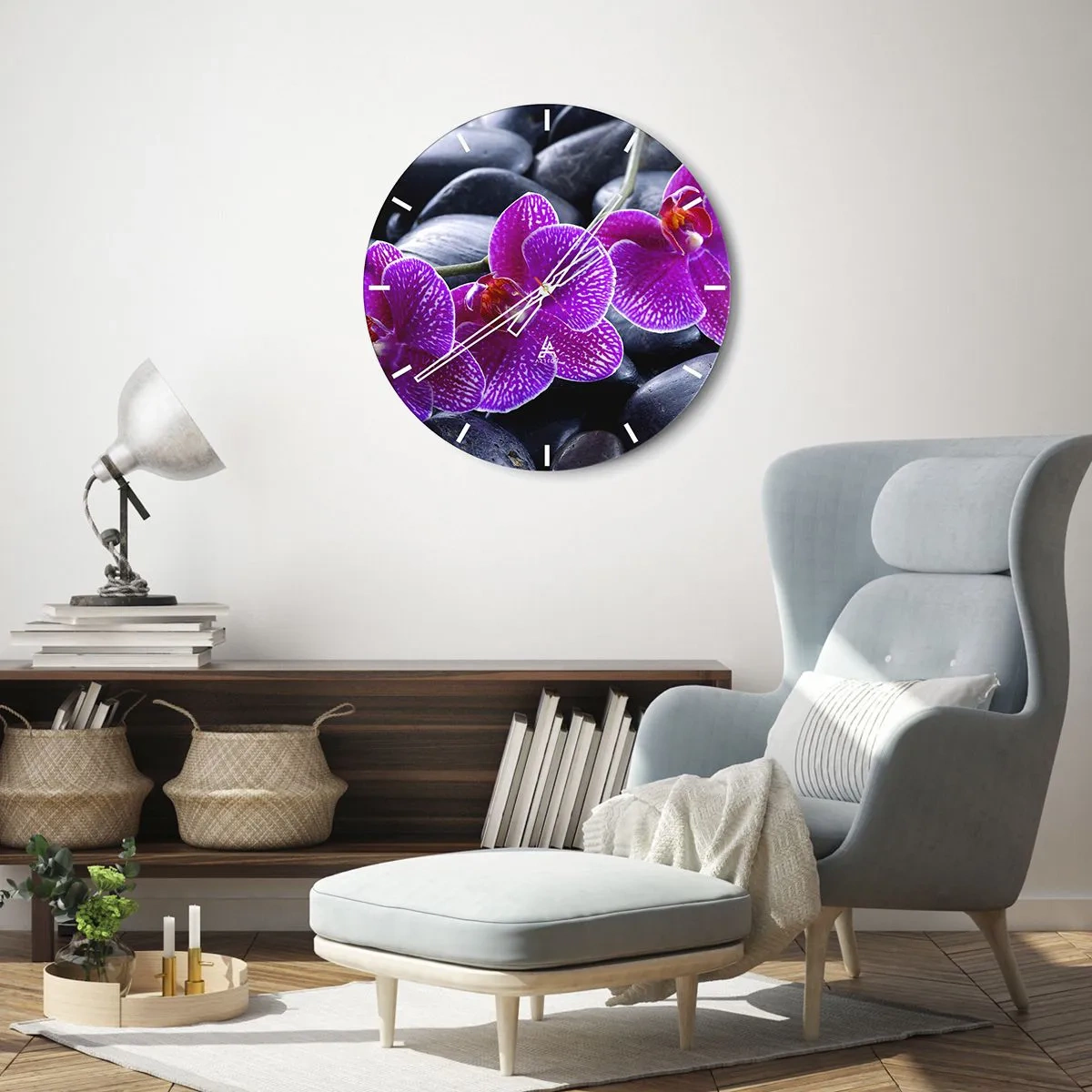 Reloj de pared - Reloj de vidrio - Orquídeas moradas sobre un fondo de piedras negras. - 30x30cm - Las piedras brillan con deleite - Decoración de pared moderna para salón, cocina y dormitorio ARTTOR