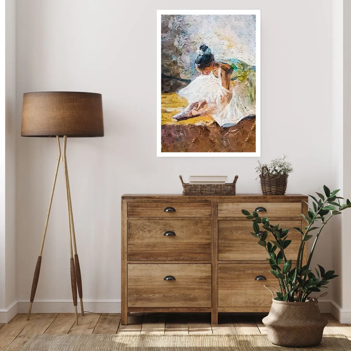 Póster - Una bailarina con un vestido blanco se apoya sobre un fondo pictórico. - 50x70cm - De un cuadro de Degas - Decoración de pared moderna para salón y dormitorio ARTTOR