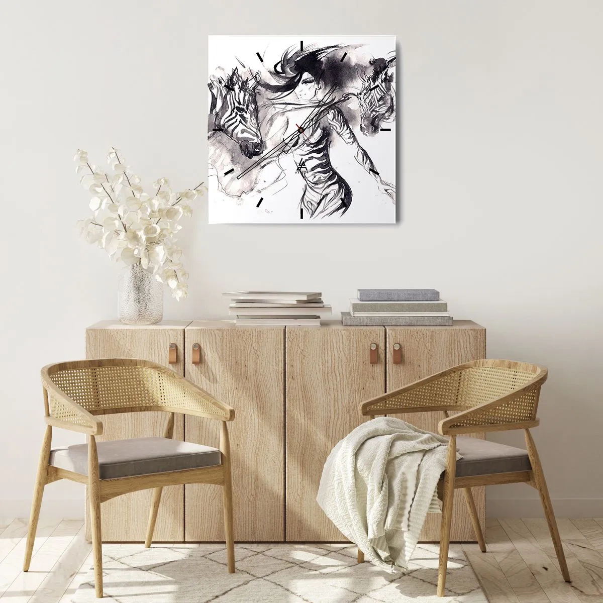 Reloj de pared - Reloj de vidrio - Una mujer en una danza dinámica con cebras en una estética en blanco y negro. - 30x30cm - Bailando con las cebras - Decoración de pared moderna para salón y dormitorio ARTTOR