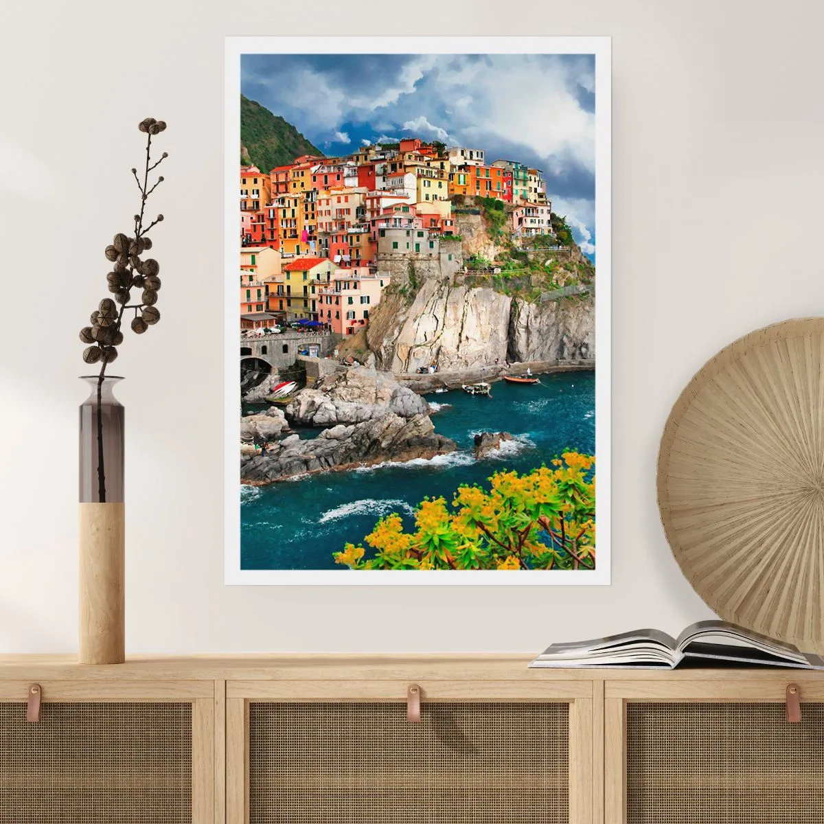 Póster - Casas coloridas en las rocas junto al mar en un pueblo pintoresco - 50x70cm - En el acantilado - Decoración de pared moderna para salón y dormitorio ARTTOR