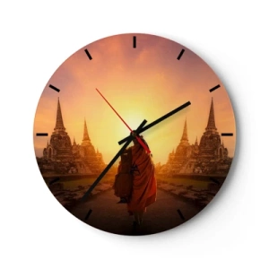 Reloj de pared - Reloj de vidrio - Un monje con una túnica azafrán rodeado de templos al atardecer. - 30x30cm - En paz por la eternidad - Decoración de pared moderna para salón, cocina y dormitorio ARTTOR