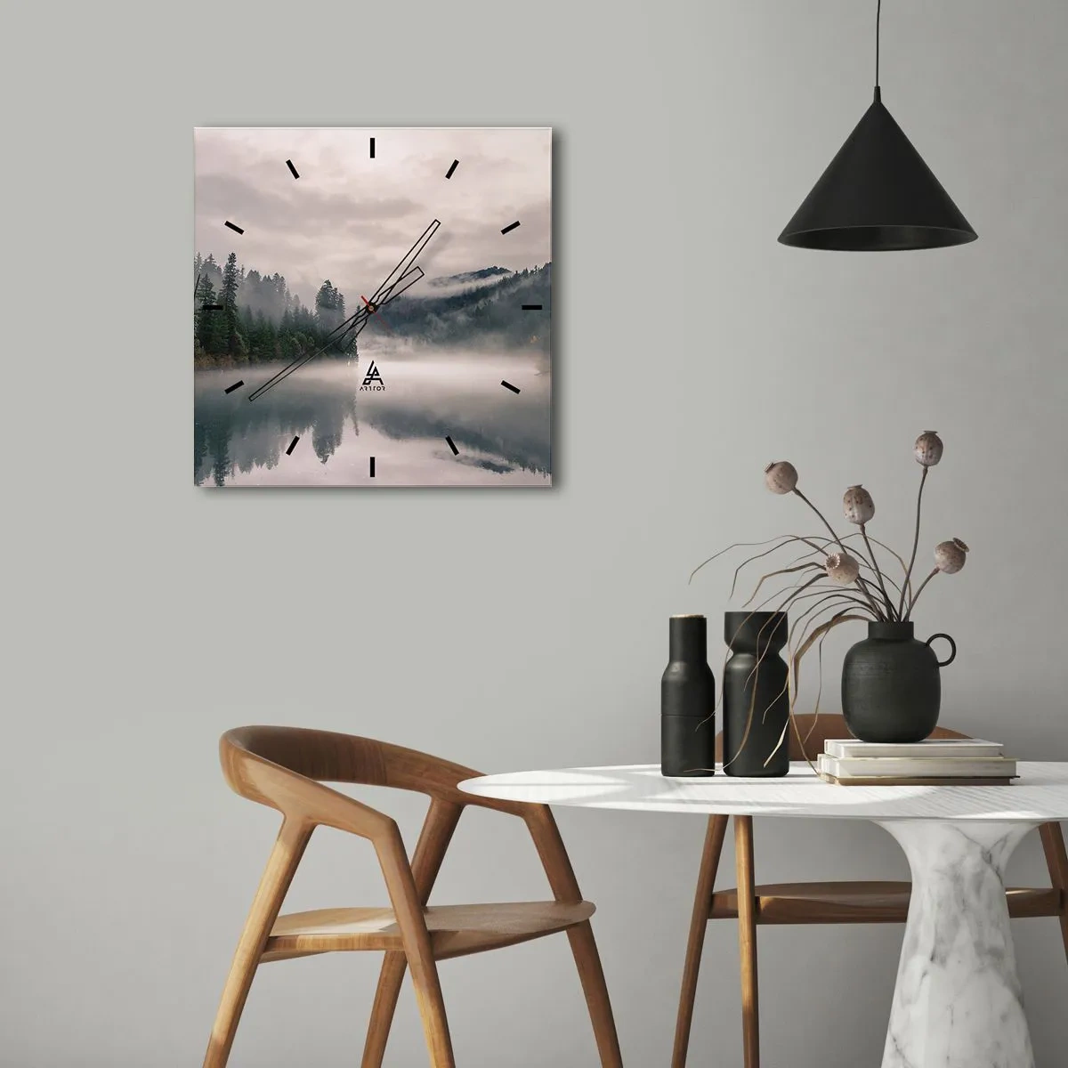 Reloj de pared - Reloj de vidrio - Un bosque brumoso reflejado en un lago tranquilo. - 30x30cm - En el ensueño, en la niebla - Decoración de pared moderna para salón y dormitorio ARTTOR