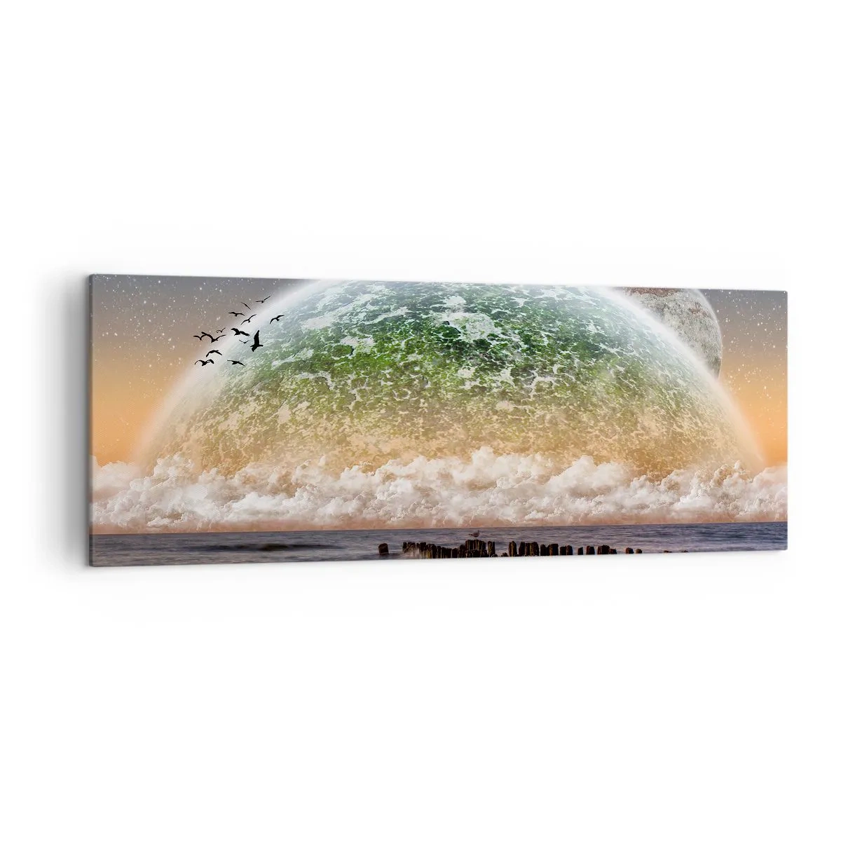 Cuadro sobre lienzo - Impresión de Imagen - Un paisaje fantástico con un gran planeta sobre el mar y un muelle de madera. - 140x50cm - Y el mundo emergió del agua - Decoración de pared moderna para salón y dormitorio ARTTOR