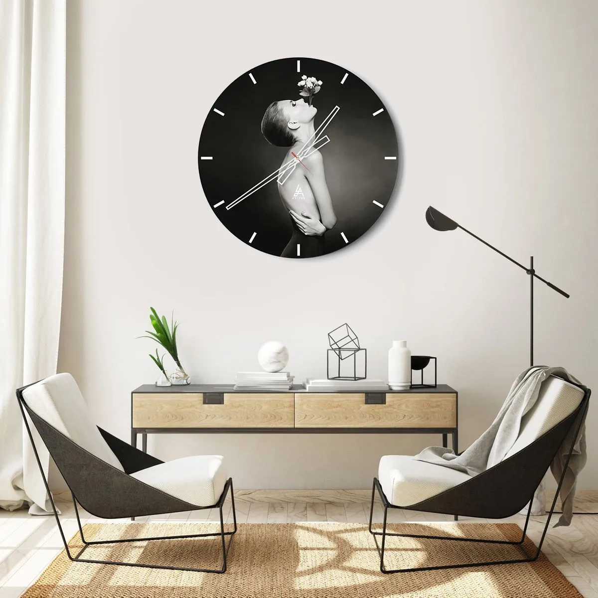 Reloj de pared - Reloj de vidrio - Retrato en blanco y negro de una mujer sosteniendo flores en la boca. - 30x30cm - Elegancia excéntrica - Decoración de pared moderna para salón, cocina y dormitorio ARTTOR