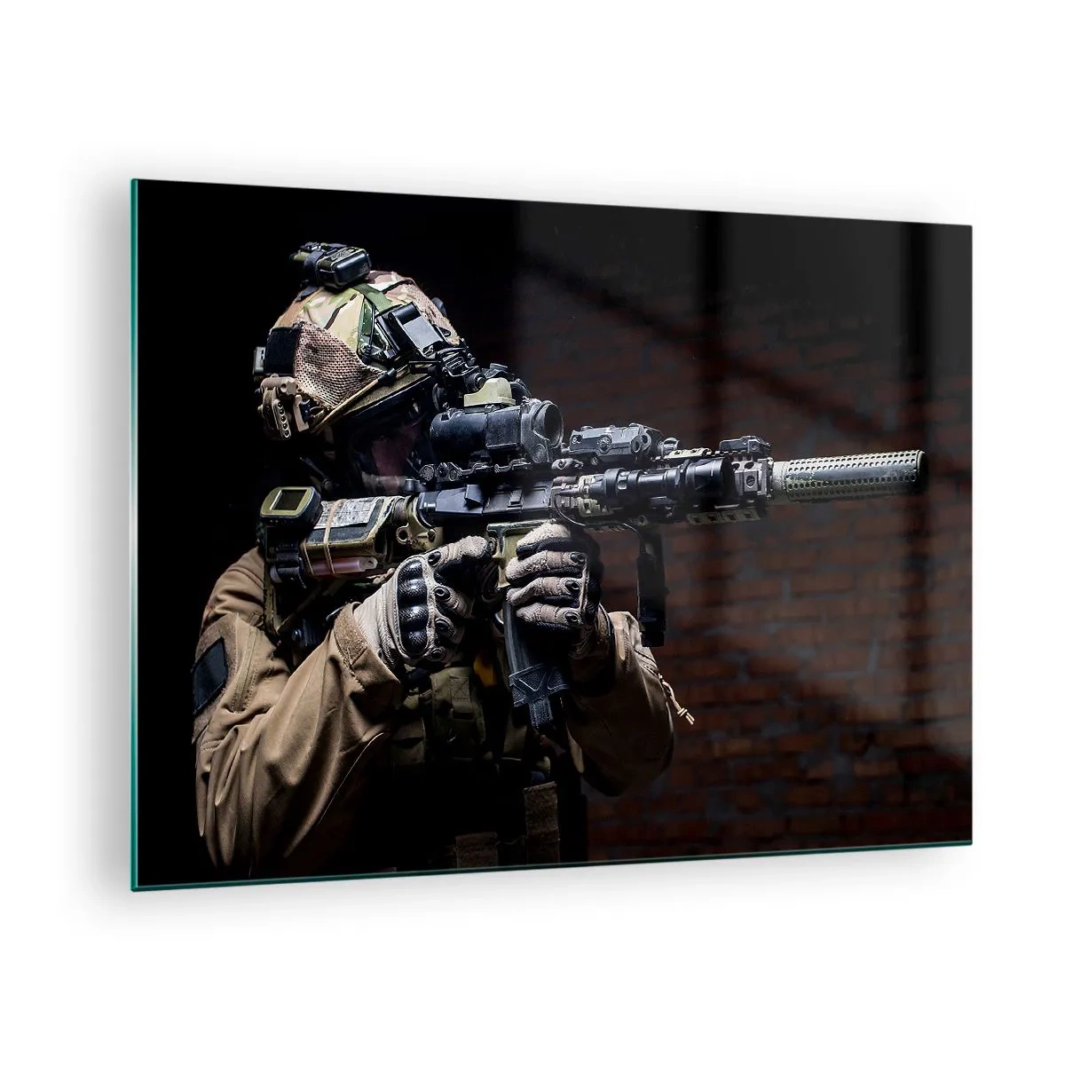 Cuadro sobre vidrio - Impresiones sobre Vidrio - Un soldado con equipo completo y un rifle contra una pared de ladrillos. - 70x50cm - Mortalmente eficaz - Decoración de pared moderna para salón y dormitorio ARTTOR