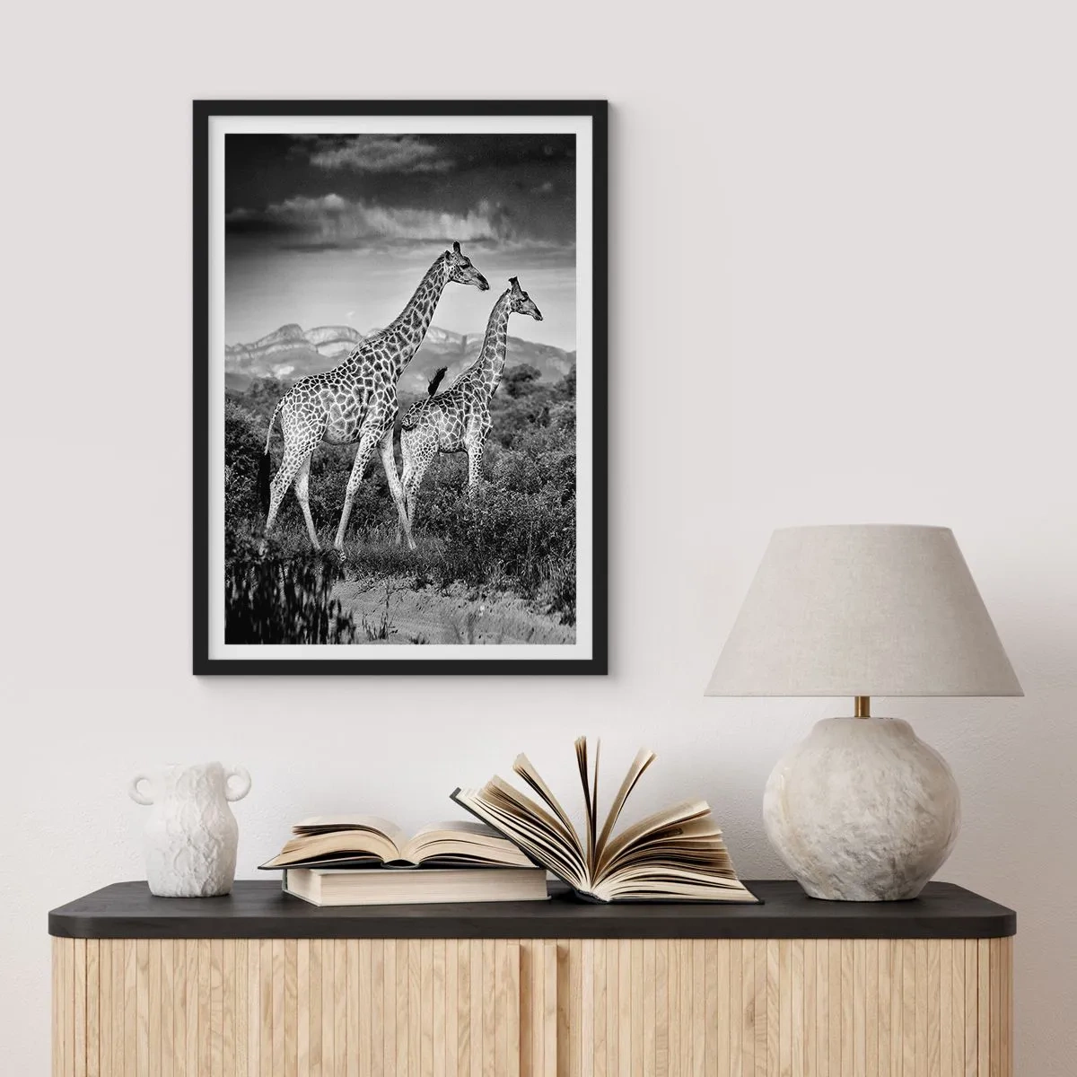 Póster en marco negro - Retrato en blanco y negro de jirafas sobre un fondo de paisaje africano. - 50x70cm - La clase alta de África - Decoración de pared moderna para salón y dormitorio ARTTOR