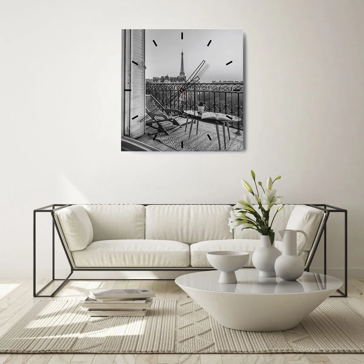Reloj de pared - Reloj de vidrio - Vista de la Torre Eiffel desde el balcón con tumbonas y una mesa. - 30x30cm - Una tarde parisina - Decoración de pared moderna para salón y dormitorio ARTTOR