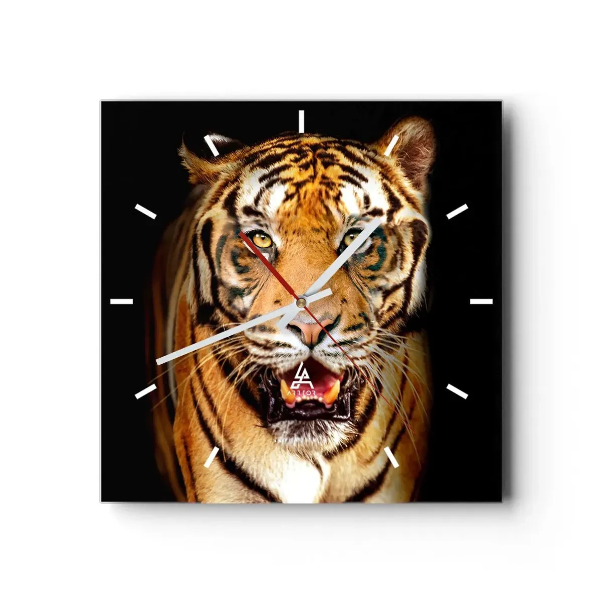 Reloj de pared - Reloj de vidrio - Un tigre con la boca abierta sobre un fondo negro. - 30x30cm - Salvaje de corazón - Decoración de pared moderna para salón y dormitorio ARTTOR