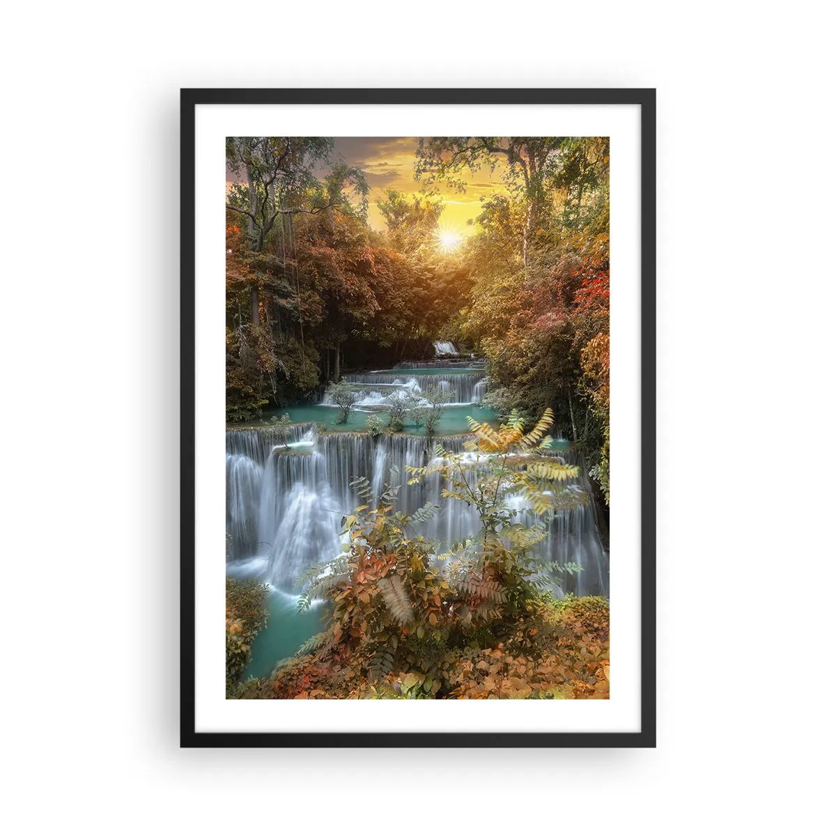 Póster en marco negro - Una cascada rodeada de árboles otoñales al atardecer. - 50x70cm - El tesoro escondido del bosque - Decoración de pared moderna para salón y dormitorio ARTTOR