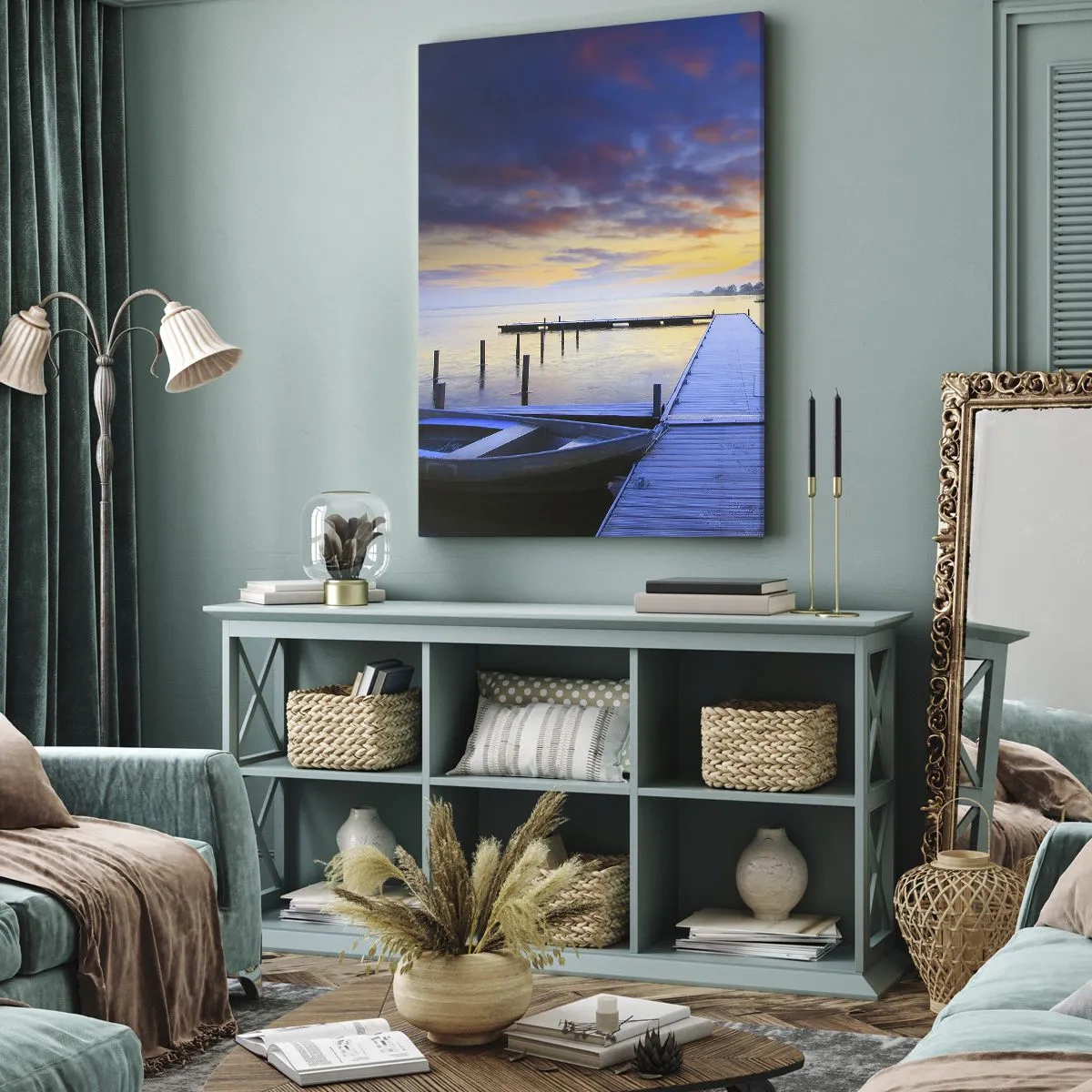 Cuadro sobre lienzo - Impresión de Imagen - Un embarcadero junto al lago al atardecer con un barco en la orilla. - 50x70cm - Calma púrpura y dorada - Decoración de pared moderna para salón y dormitorio ARTTOR