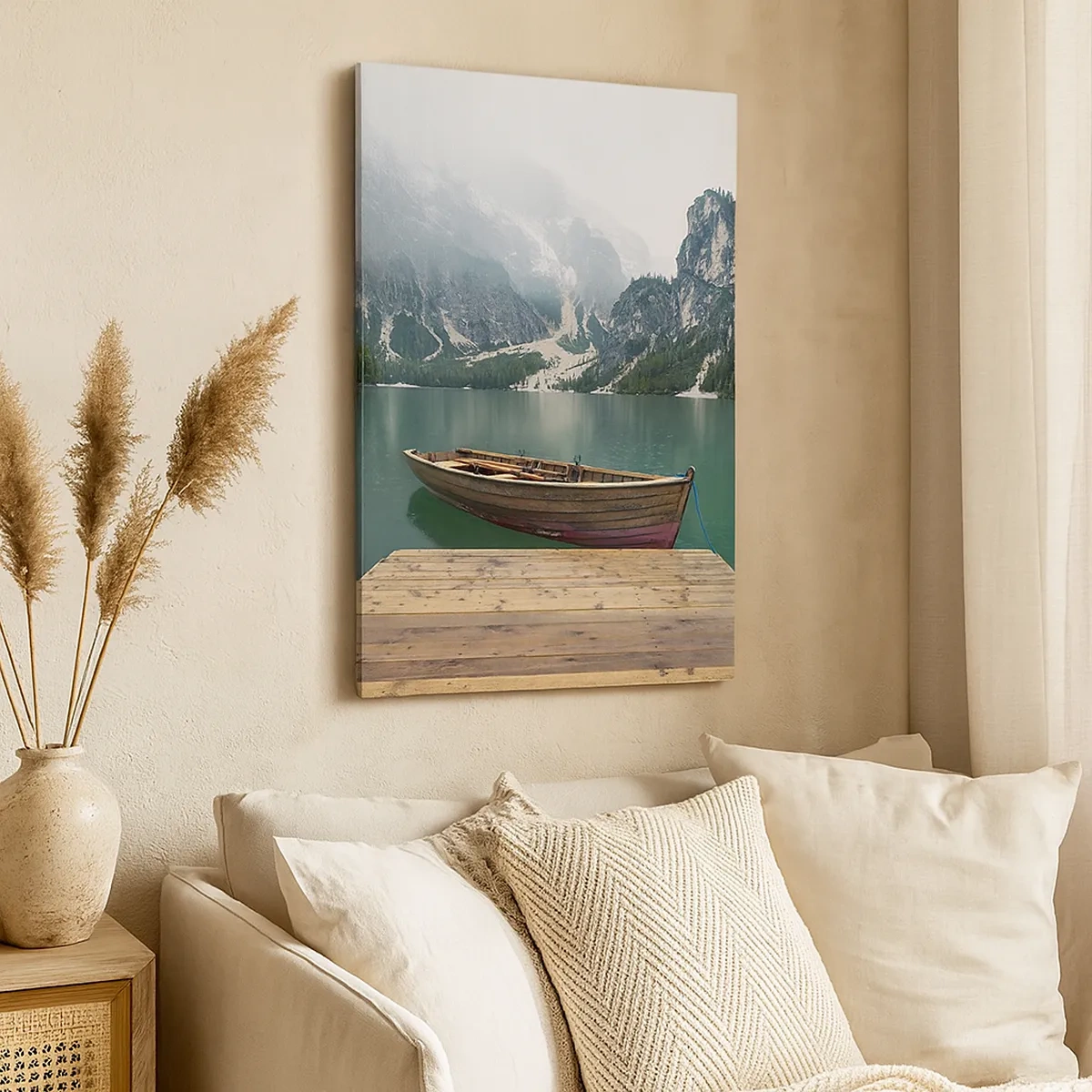 Cuadro sobre lienzo - Impresión de Imagen - Un barco de madera en un muelle en un lago rodeado de montañas. - 50x70cm - Paisaje inolvidable - Decoración de pared moderna para salón y dormitorio ARTTOR