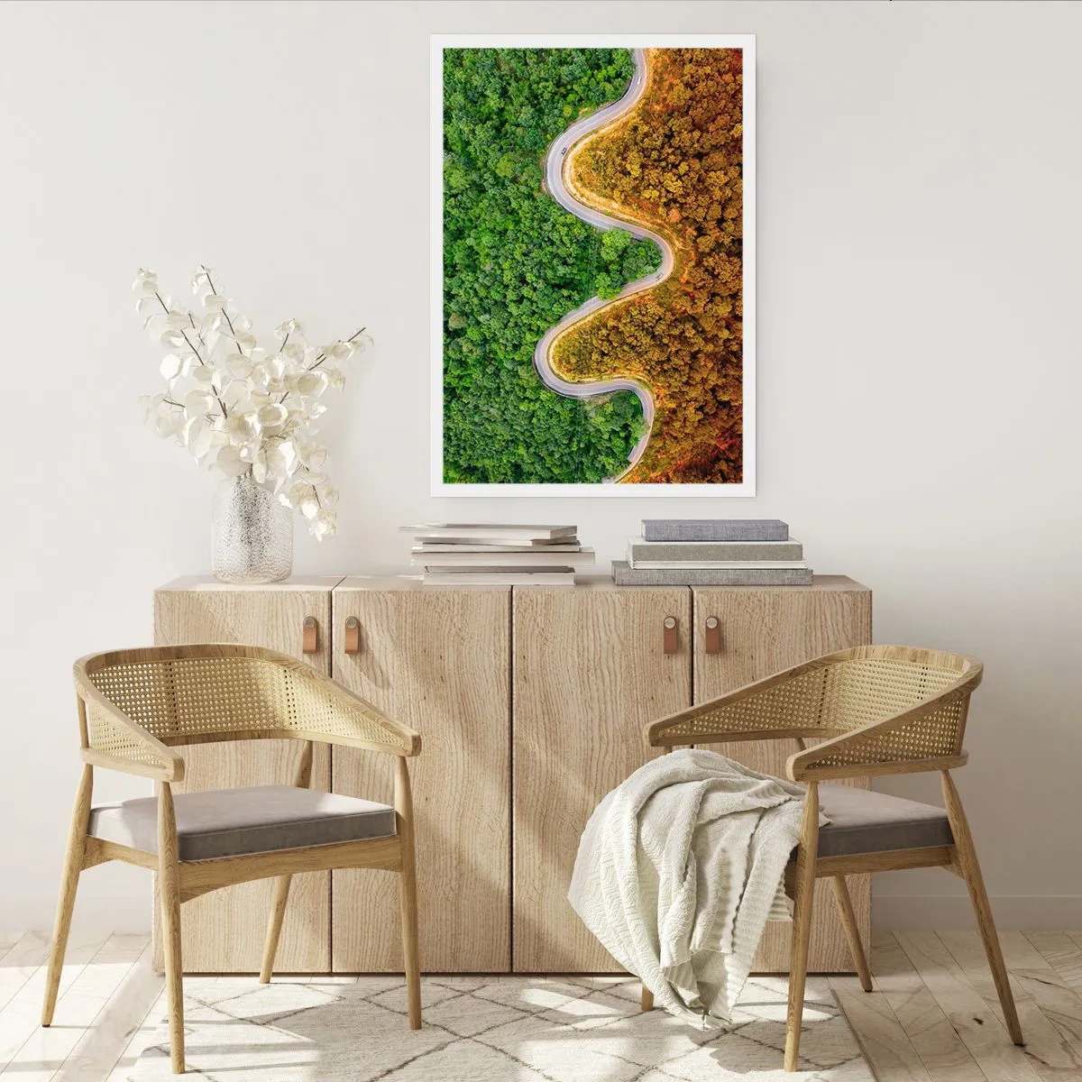Póster - Un camino que serpentea a través de un bosque dividido en partes verdes y otoñales. - 50x70cm - Frontera serpenteante - Decoración de pared moderna para salón y dormitorio ARTTOR