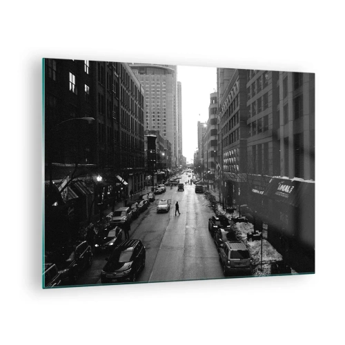 Cuadro sobre vidrio - Impresiones sobre Vidrio - Una calle en blanco y negro con un transeúnte entre edificios modernos. - 70x50cm - Un día como otro cualquiera - Decoración de pared moderna para salón y dormitorio ARTTOR