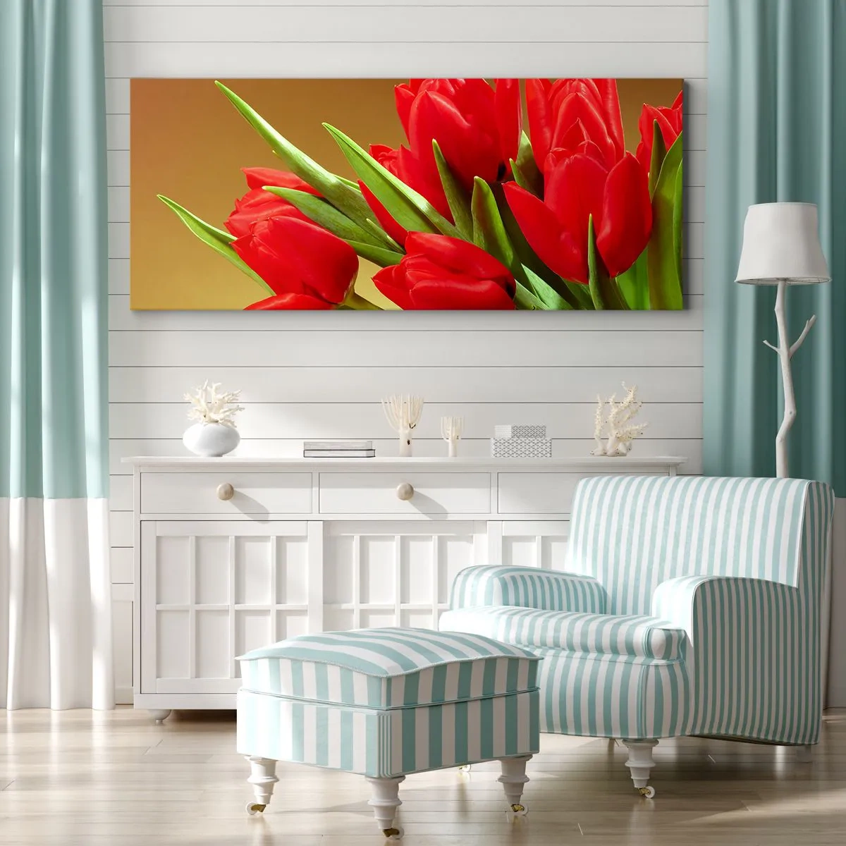 Cuadro sobre lienzo - Impresión de Imagen - Un ramo de tulipanes rojos sobre un fondo dorado con hojas verdes. - 120x50cm - Estallido de alegría primaveral - Decoración de pared moderna para salón y dormitorio ARTTOR