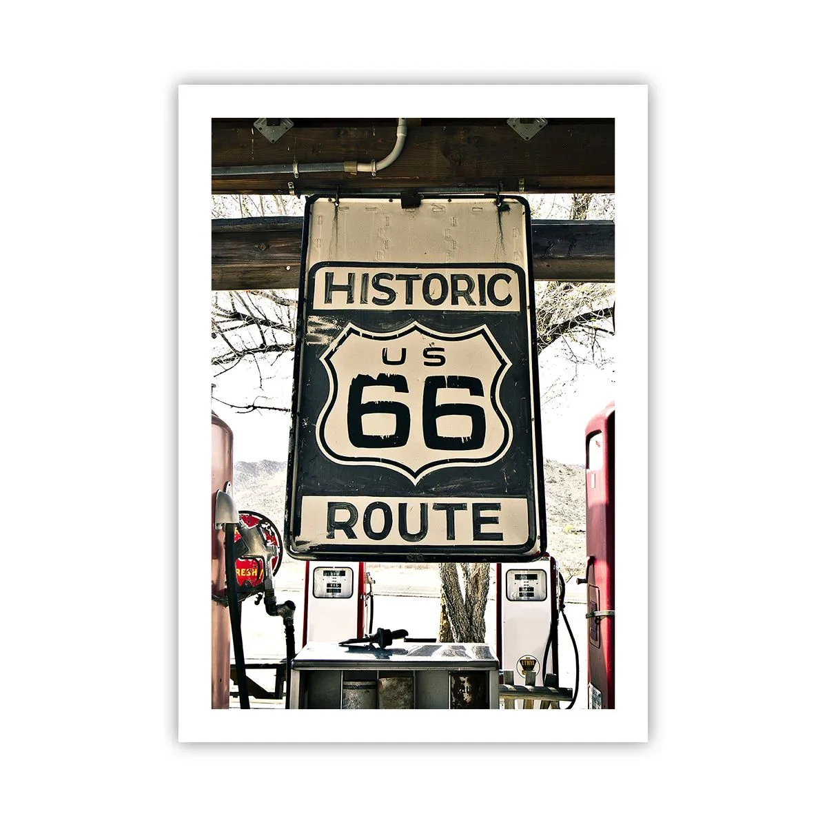 Póster - Señal de la Ruta 66 frente a una gasolinera - 50x70cm - Un viaje retro americano - Decoración de pared moderna para salón y dormitorio ARTTOR